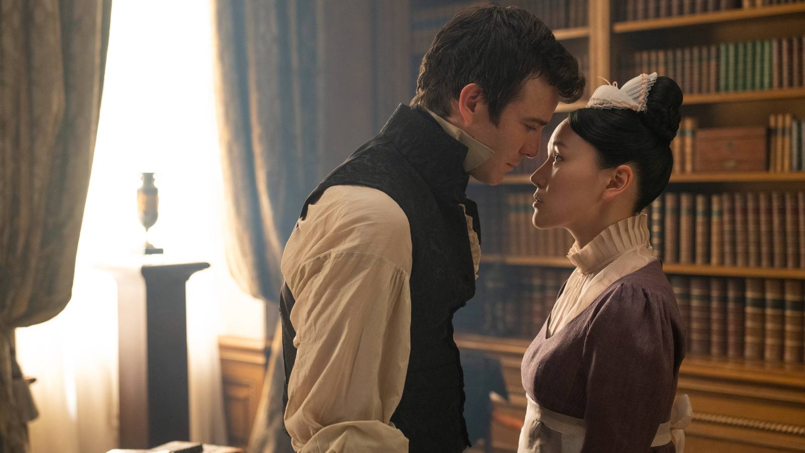 Luke Thompson as Benedict Bridgerton, Yerin Ha as Sophie Baek in episode 407 of Bridgerton