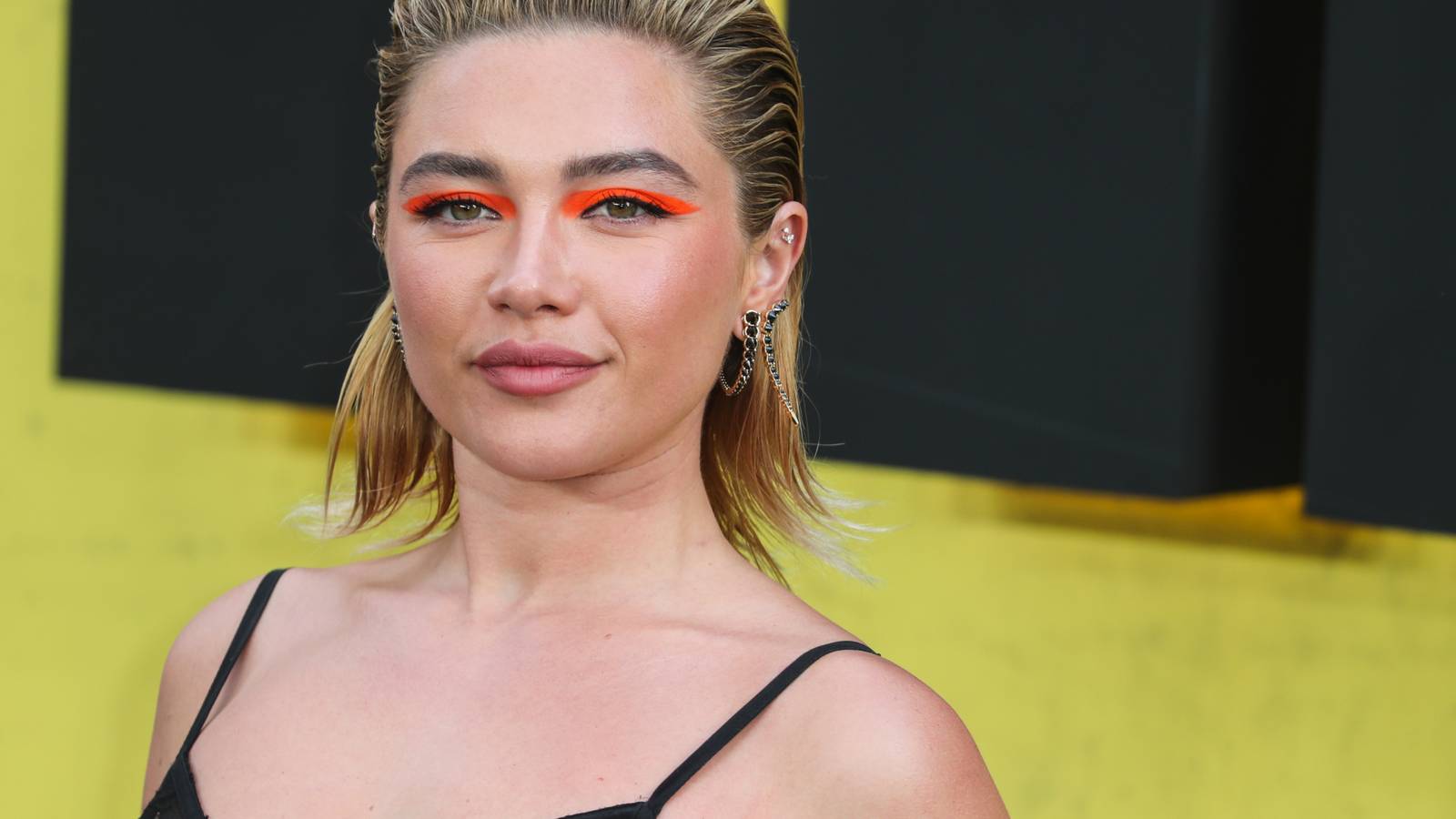 Florence Pugh crying as Dani while surrounded by crying cult members in Midsommar