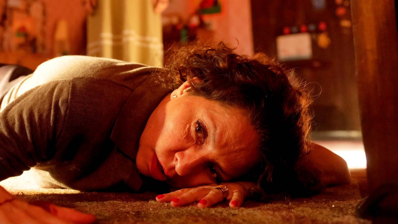 Verónica Falcón as Carmen Santiago lying on the floor in Lee Cronin's The Mummy