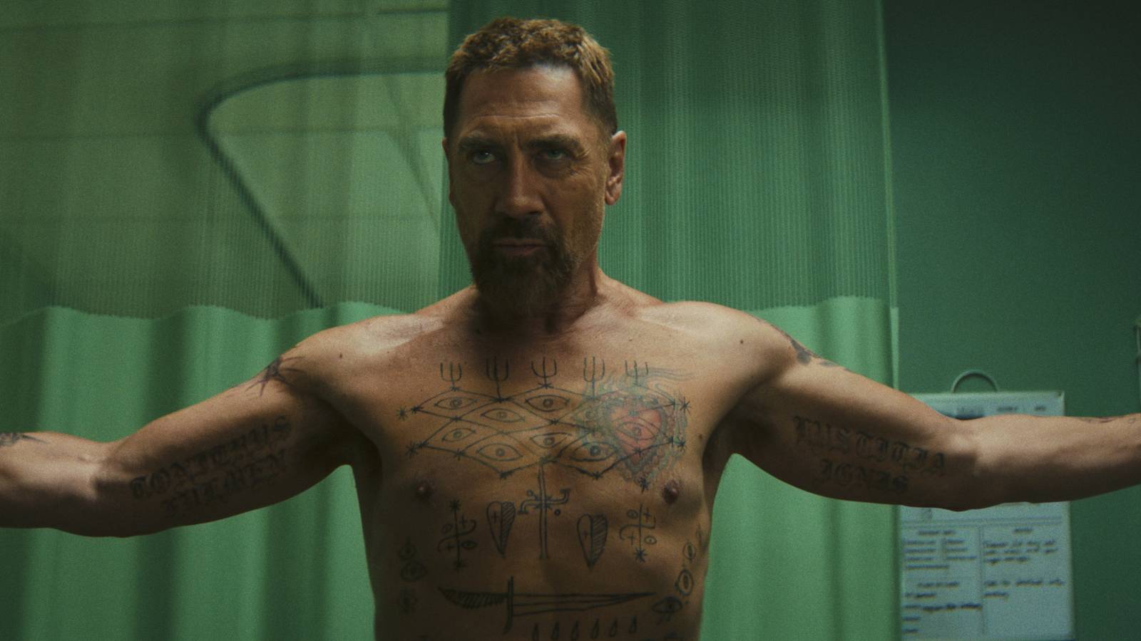 Javier Bardem as Max with his arms spread out in Cape Fear