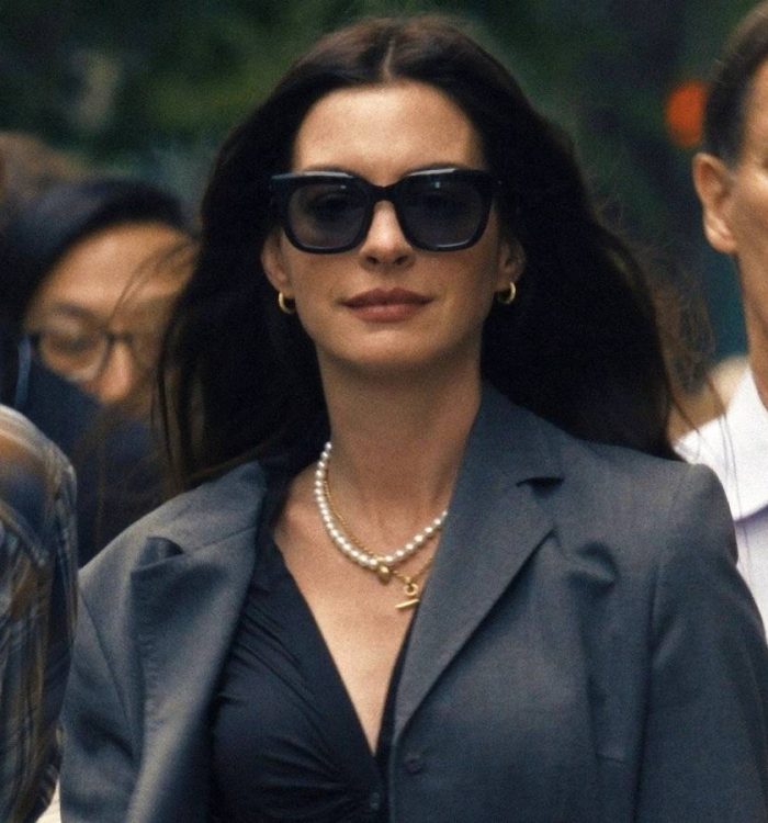Anne Hathaway as Andy Sachs walking down the street in The Devil Wears Prada 2