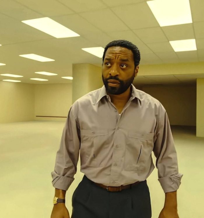 Chiwetel Ejiofor walking around a room in Backrooms.